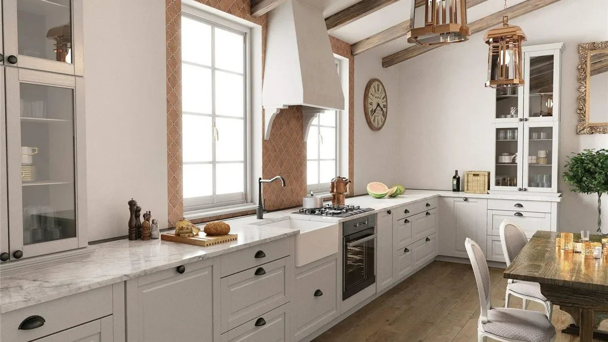 Gemütliche Küche einer Ferienwohnung mit Spüle und Armatur