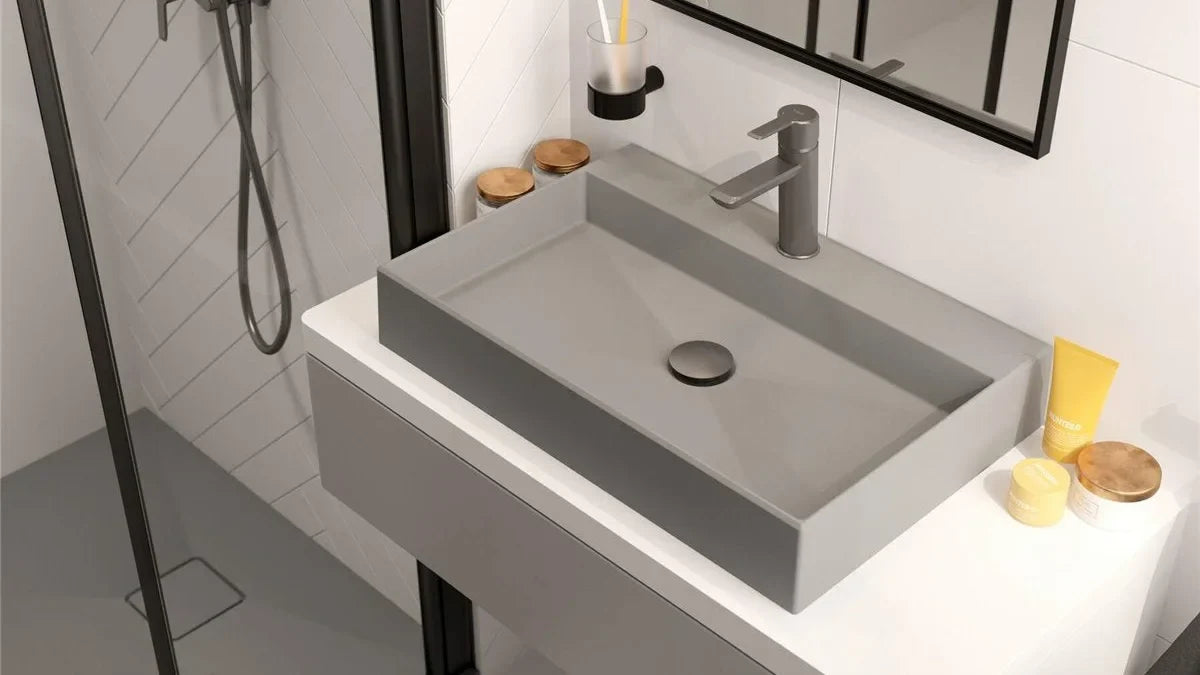 Graues Aufsatzwaschbecken mit Armatur im Hotelbad
