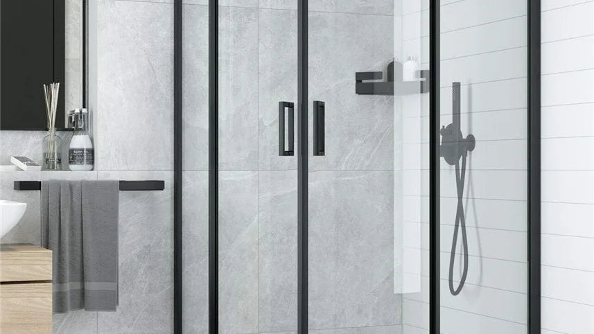 Dusche mit Unterputzarmatur und schwarzen Profilen