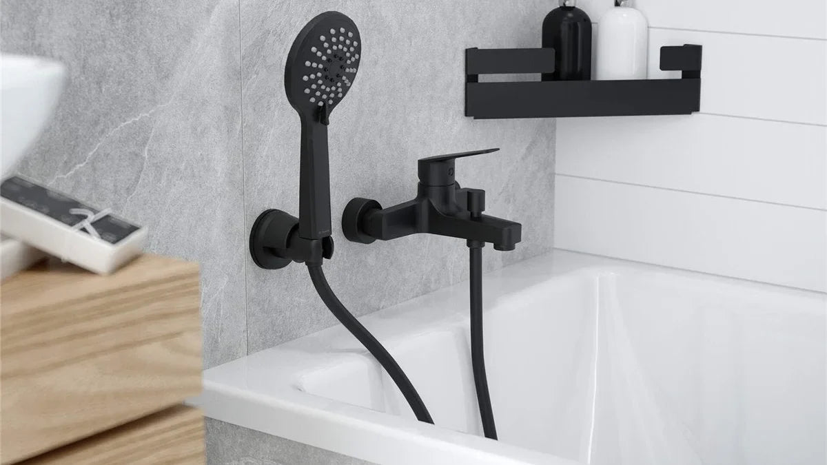 Schwarze Wannenarmatur mit Handbrause