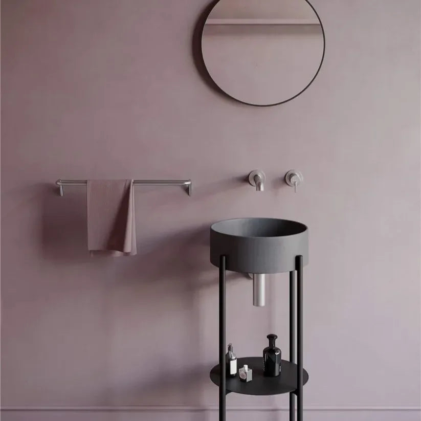 Standwaschbecken mit sichtbarem Designsiphon und Wandarmatur