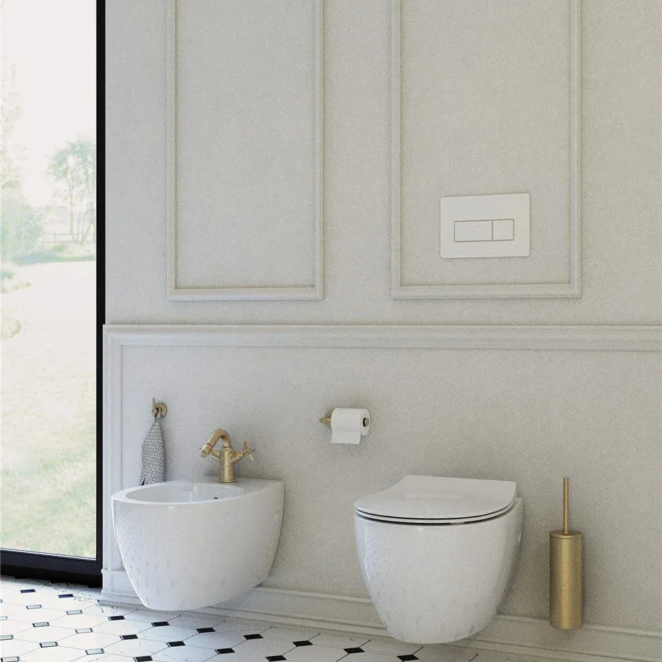 Wand-WC und Bidet mit Betätigungsplatte vor heller Wandvertäfelung